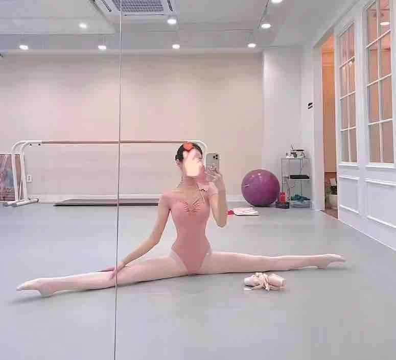 #香港🇭🇰新人 170D  皮肤白  舞蹈学生一字马活好  真实18岁  身材超级好  值得一见预约热线👉@双向限制联系👉@今日开工 欢迎预约