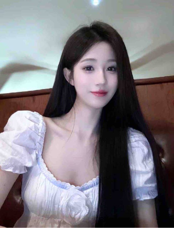 #香港🇭🇰极品甜美白小纯款03年 21岁光脚净身高168cm体重45kg，真🐻D+cup五官精致自然，青春活力皮肤白嫩光滑，腰细腿长小香肩，小细腰，筷子腿预约热线👉@双向限制联系👉@今日开工 欢迎预约