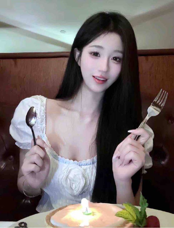 #香港🇭🇰极品甜美白小纯款03年 21岁光脚净身高168cm体重45kg，真🐻D+cup五官精致自然，青春活力皮肤白嫩光滑，腰细腿长小香肩，小细腰，筷子腿预约热线👉@双向限制联系👉@今日开工 欢迎预约