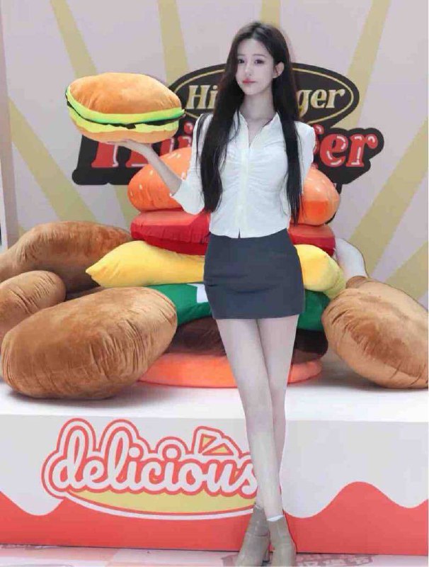 #香港🇭🇰极品甜美白小纯款03年 21岁光脚净身高168cm体重45kg，真🐻D+cup五官精致自然，青春活力皮肤白嫩光滑，腰细腿长小香肩，小细腰，筷子腿预约热线👉@双向限制联系👉@今日开工 欢迎预约