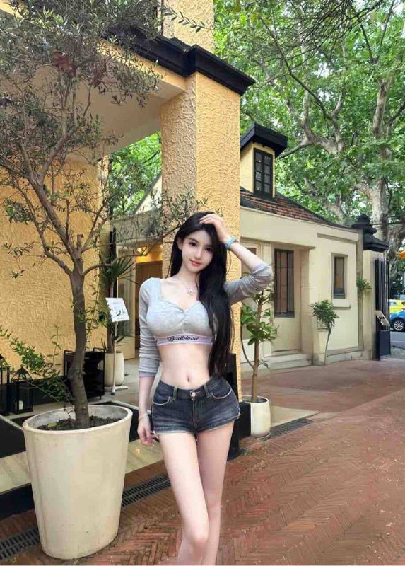 #香港🇭🇰条件好 长得漂亮极品甜美白小纯款04年 属羊 22岁光脚净身高173cm五官精致自然，青春活力皮肤白嫩光滑，腰细腿长预约热线👉@双向限制联系👉@今日开工 欢迎预约