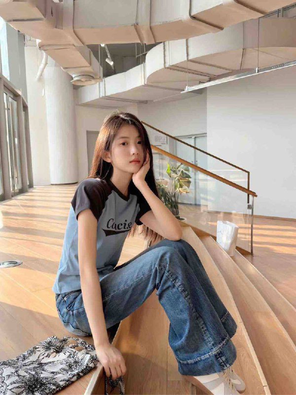 #香港🇭🇰新人學生身高166  95斤🐻C 自然脸活泼主动 皮肤白嫩预约热线👉@双向限制联系👉@今日开工 欢迎预约