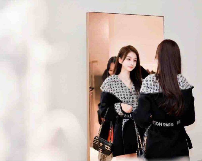 #香港🇭🇰❤人01年 兼职w⬆️起条件💞本人毕业于加拿大 (多伦多大学)💯净身高170👡真🐻E🤟气质洋气白小纯0整💋温柔女孩给你初恋般感觉预约热线👉@双向限制联系👉@今日开工 欢迎预约