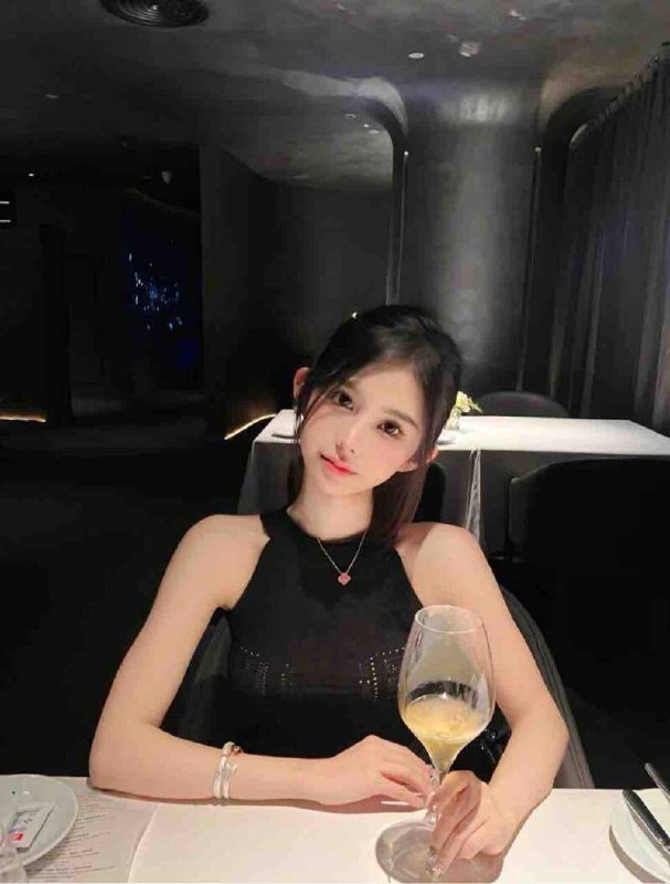 #香港🇭🇰条件好 长得漂亮 必x款极品甜美白小纯学生款04年 属猴 20岁光脚净身高170cm体重46kg，真🐻Dcup五官精致自然，青春活力皮肤白嫩光滑，腰细腿长小香肩，小细腰，筷子腿预约热线👉@双向限制联系👉@今日开工 欢迎预约