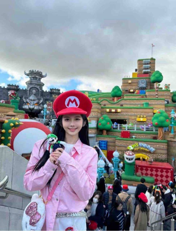 #香港🇭🇰条件好 长得漂亮 必x款极品甜美白小纯学生款04年 属猴 20岁光脚净身高170cm体重46kg，真🐻Dcup五官精致自然，青春活力皮肤白嫩光滑，腰细腿长小香肩，小细腰，筷子腿预约热线👉@双向限制联系👉@今日开工 欢迎预约