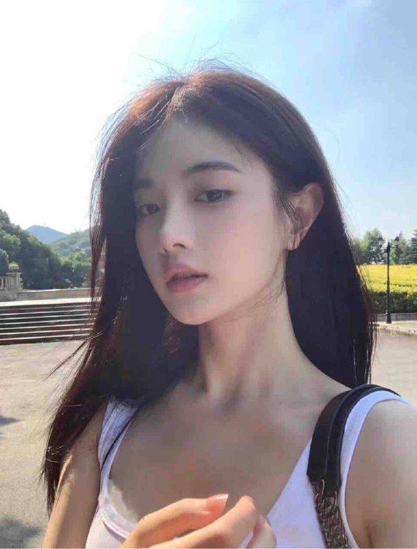 #香港🇭🇰年龄: 04身高: 172胸圍：D(纯天然）🍎特色:💓明星氣質💓全身雪白粉嫩 三點粉💓超紧致💧润💓從頭到腳0整容💓專業深喉嚨 口活一流预约热线👉@双向限制联系👉@今日开工 欢迎预约