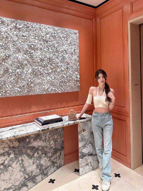 #香港🇭🇰𝟏71cm  90斤 年龄03年 Dcup高學歷高情商 皮肤雪白 粉嫩平时有正职 喜欢画画 健身 高尔夫⛳️女友系 期待与你相遇预约热线👉@双向限制联系👉@今日开工 欢迎预约