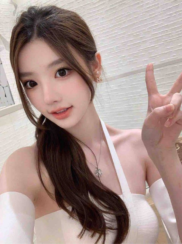 #香港🇭🇰𝟏71cm  90斤 年龄03年 Dcup高學歷高情商 皮肤雪白 粉嫩平时有正职 喜欢画画 健身 高尔夫⛳️女友系 期待与你相遇预约热线👉@双向限制联系👉@今日开工 欢迎预约