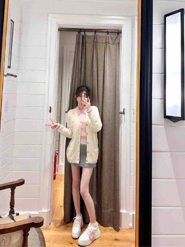 #香港🇭🇰𝟏71cm  90斤 年龄03年 Dcup高學歷高情商 皮肤雪白 粉嫩平时有正职 喜欢画画 健身 高尔夫⛳️女友系 期待与你相遇预约热线👉@双向限制联系👉@今日开工 欢迎预约