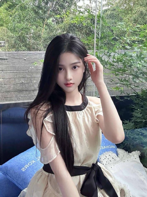 #香港🇭🇰圈外学生兼职 | 高学历 | 五官精致甜美・年龄：05后・净身高：166cm・胸围：C杯（真胸无整形）✨细腿美乳双杀 | 完美腰臀比✨洋气少女风 | 性感甜美气质✨粉嫩桃穴 | 极度敏感易湿・性格温柔 | 迷情投入・配合度100%预约热线👉@双向限制联系👉@今日开工 欢迎预约