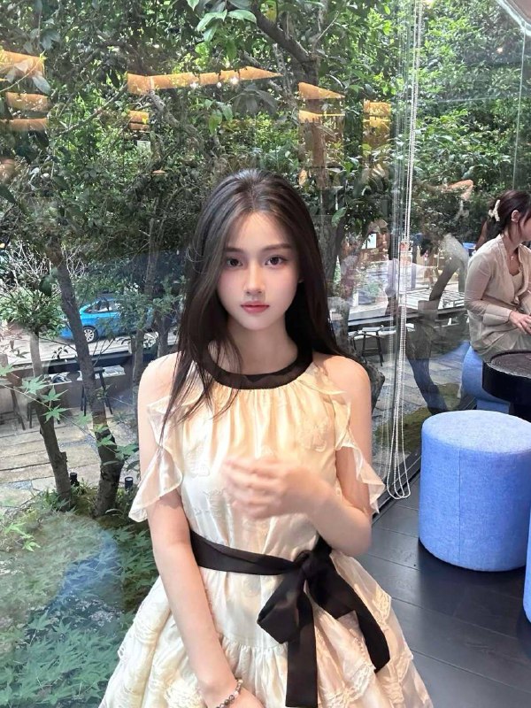 #香港🇭🇰圈外学生兼职 | 高学历 | 五官精致甜美・年龄：05后・净身高：166cm・胸围：C杯（真胸无整形）✨细腿美乳双杀 | 完美腰臀比✨洋气少女风 | 性感甜美气质✨粉嫩桃穴 | 极度敏感易湿・性格温柔 | 迷情投入・配合度100%预约热线👉@双向限制联系👉@今日开工 欢迎预约