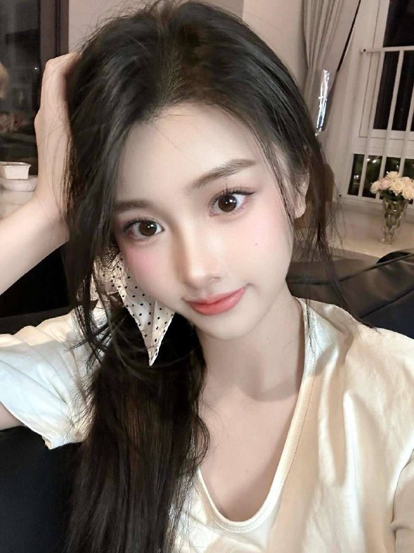 #香港🇭🇰圈外学生兼职 | 高学历 | 五官精致甜美・年龄：05后・净身高：166cm・胸围：C杯（真胸无整形）✨细腿美乳双杀 | 完美腰臀比✨洋气少女风 | 性感甜美气质✨粉嫩桃穴 | 极度敏感易湿・性格温柔 | 迷情投入・配合度100%预约热线👉@双向限制联系👉@今日开工 欢迎预约