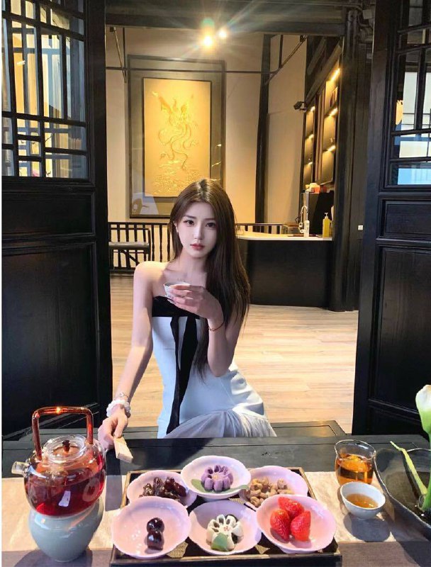 #香港🇭🇰172c 99 爱好广泛 皮肤白皙 初恋般女友预约热线👉@双向限制联系👉@今日开工 欢迎预约