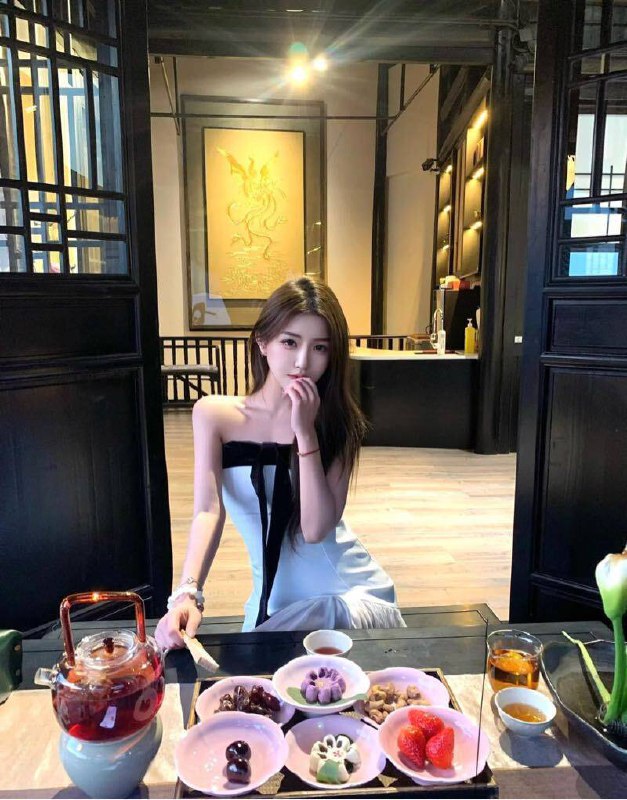 #香港🇭🇰172c 99 爱好广泛 皮肤白皙 初恋般女友预约热线👉@双向限制联系👉@今日开工 欢迎预约