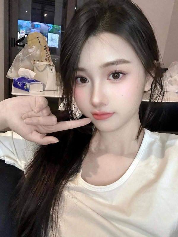 #香港🇭🇰圈外学生兼职 | 高学历 | 五官精致甜美・年龄：05后・净身高：166cm・胸围：C杯（真胸无整形）✨细腿美乳双杀 | 完美腰臀比✨洋气少女风 | 性感甜美气质✨粉嫩桃穴 | 极度敏感易湿・性格温柔 | 迷情投入・配合度100%预约热线👉@双向限制联系👉@今日开工 欢迎预约