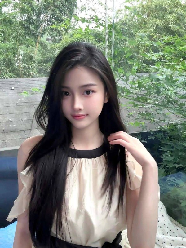 #香港🇭🇰圈外学生兼职 | 高学历 | 五官精致甜美・年龄：05后・净身高：166cm・胸围：C杯（真胸无整形）✨细腿美乳双杀 | 完美腰臀比✨洋气少女风 | 性感甜美气质✨粉嫩桃穴 | 极度敏感易湿・性格温柔 | 迷情投入・配合度100%预约热线👉@双向限制联系👉@今日开工 欢迎预约