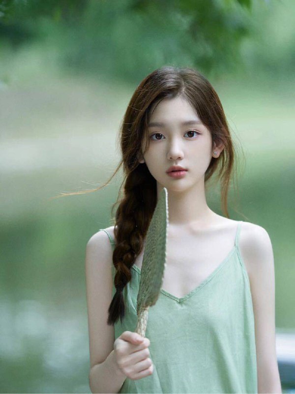 #香港🇭🇰Home“童颜少女”height：166weight：46kgBust：36BAge: 17周岁grade:高一17岁的夏天，是青春最炽热的阳光洒满每个角落，风里带着青草和海水的气息，或许骑着单车穿过校园斑驳的小路，感受风从耳边呼啸而过；又或许躺在草地上，望着星空预约热线👉@双向限制联系👉@今日开工 欢迎预约