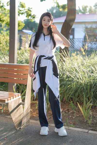 #香港🇭🇰🐳18岁纯情在校生,主打青春氛围感Height 身高/171cmBust🐻/CWeight 体重/47kg❤️A4小蛮腰 筷子腿 通体雪白❤元气少女 清纯活力 甜美女主❤🉑素颜 粉嫩🈚纹身 纯天然0️⃣整预约热线👉@双向限制联系👉@今日开工 欢迎预约