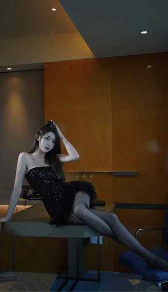 #香港🇭🇰新秀00后-高级御用模特🔥•身高Height：173罩杯Bra:D•出生：2003年•体重：100斤曾参加新丝路模特大赛北京赛区最上镜奖，曾荣获2020年中国风尚大典-风尚内地模特奖▪️细腰大胸，可现场一字马，皮肤白嫩▪️无整容高级脸，各种姿势预约热线👉@双向限制联系👉@今日开工 欢迎预约