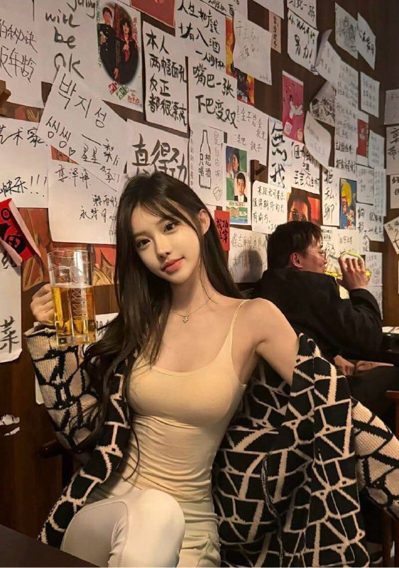 #香港🇭🇰173D设计专业，兼职模特，河北人真实02年净高，皮肤白嫩光滑、A4腰蜜桃臀、/子腿全身零整容、纯天然美女、可纯可欲穿衣大牌时尚完成度高极品漫画身材所见即所得预约热线👉@双向限制联系👉@今日开工 欢迎预约