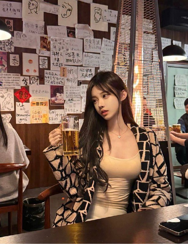 #香港🇭🇰173D设计专业，兼职模特，河北人真实02年净高，皮肤白嫩光滑、A4腰蜜桃臀、/子腿全身零整容、纯天然美女、可纯可欲穿衣大牌时尚完成度高极品漫画身材所见即所得预约热线👉@双向限制联系👉@今日开工 欢迎预约