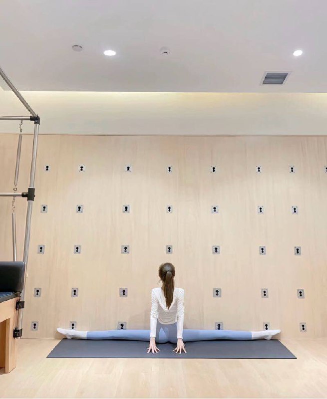 #香港🇭🇰·03年 北舞毕业 金晨师妹 净高170，身材比例好看着像173 174所有资料真实 0水份 不弄虚作假 诚信为首·天然 E罩杯🐻皮肤超白 三点粉嫩 瘦高梨🍐型身材 一字马劈叉下腰 钢琴九级·温柔贴心🤍高素质 高内涵预约热线👉@双向限制联系👉@今日开工 欢迎预约