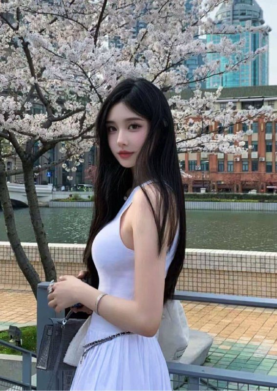 #香港🇭🇰极品甜美白小纯港女款真实04年 属猴 21岁光脚净身高168cm体重45kg，真🐻D+cup（流利粤语，纯正白话）五官精致自然，青春活力皮肤白嫩光滑，性格很好体型瘦高苗条，腰细腿长身材前凸后翘，大🐻翘臀预约热线👉@双向限制联系👉@今日开工 欢迎预约