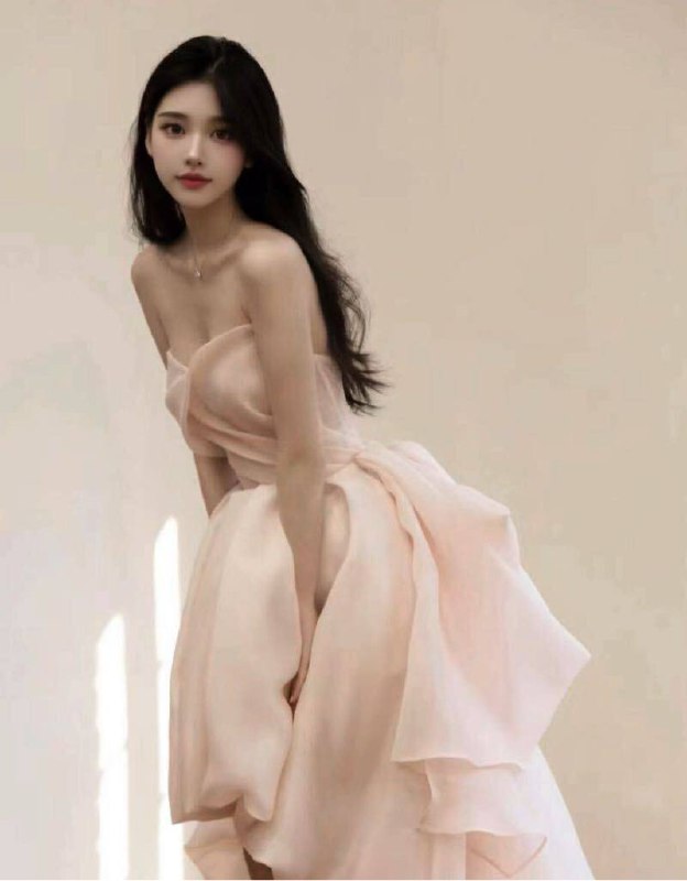 #香港🇭🇰极品甜美白小纯港女款真实04年 属猴 21岁光脚净身高168cm体重45kg，真🐻D+cup（流利粤语，纯正白话）五官精致自然，青春活力皮肤白嫩光滑，性格很好体型瘦高苗条，腰细腿长身材前凸后翘，大🐻翘臀预约热线👉@双向限制联系👉@今日开工 欢迎预约