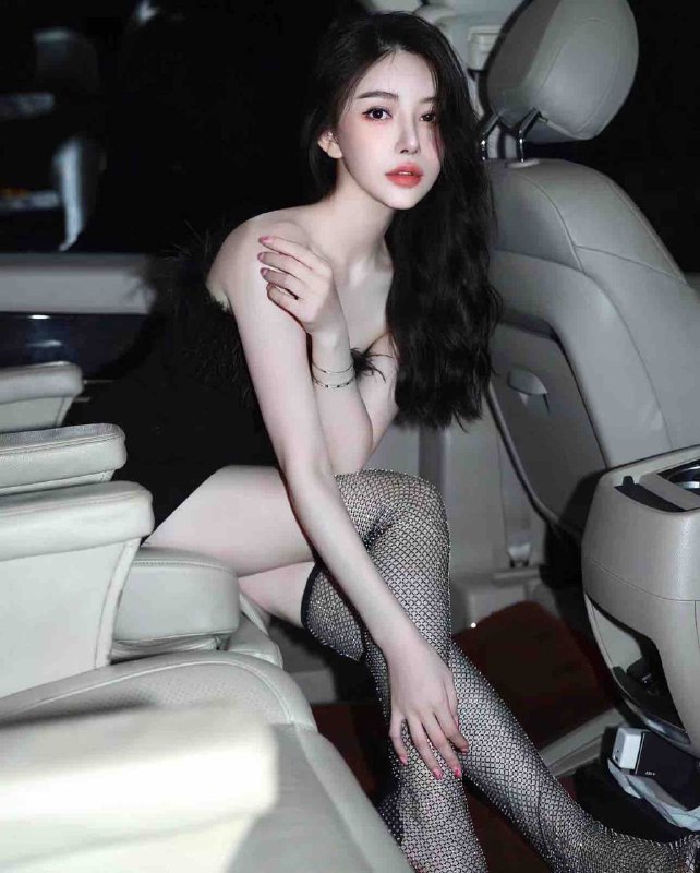 #香港🇭🇰高挑长腿 气质佳人 白皙皮肤170 D  04 小蛮腰 纯天然蜜桃🐻预约热线@双向限制联系@