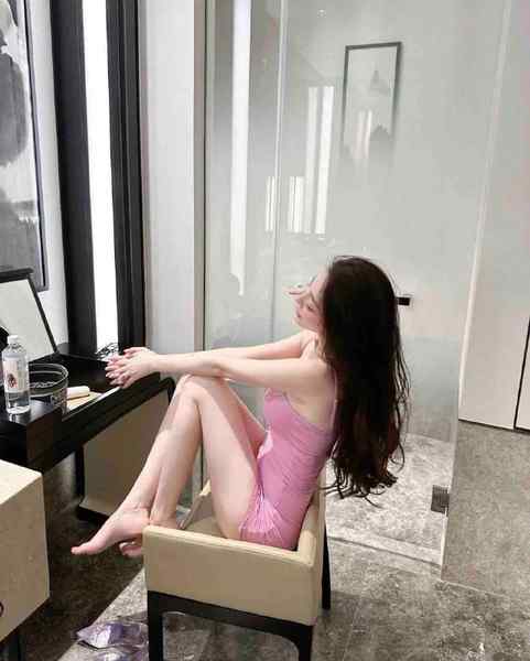 #香港🇭🇰高挑长腿 气质佳人 白皙皮肤170 D  04 小蛮腰 纯天然蜜桃🐻预约热线@双向限制联系@