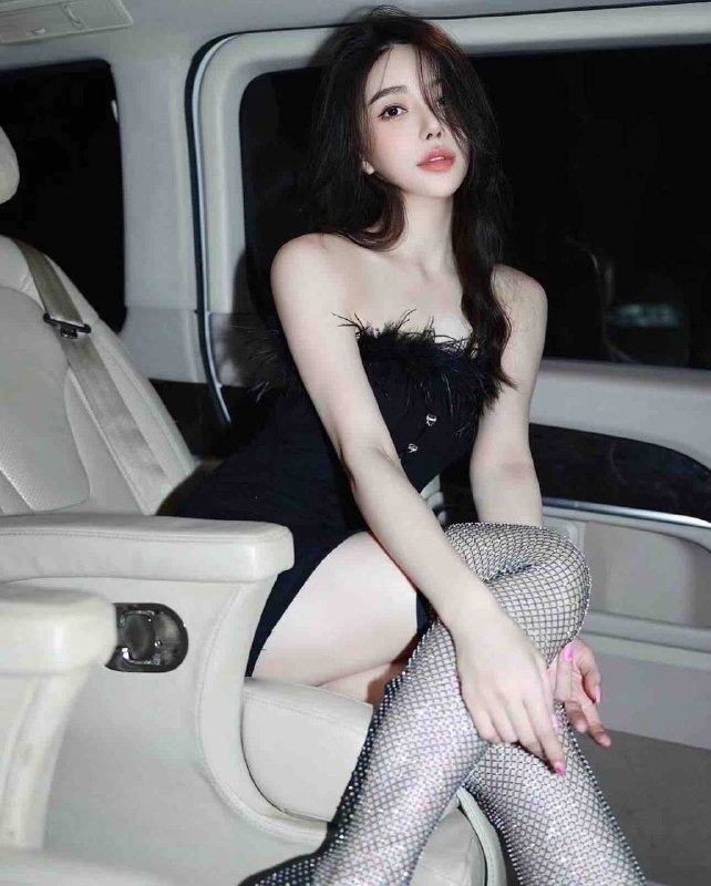 #香港🇭🇰高挑长腿 气质佳人 白皙皮肤170 D  04 小蛮腰 纯天然蜜桃🐻预约热线@双向限制联系@