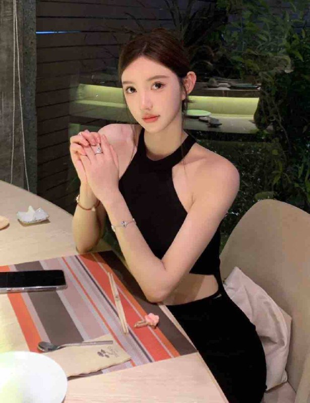 #香港🇭🇰纯⭕️外  环球小姐  车展模特🎀172天然D  气质高挑御姐洋气  通体白   腿控 高白瘦均可🎀打🏌🏻‍♀️🎾爱好健身 素质极高 前凸后翘🍑臀预约热线@双向限制联系@