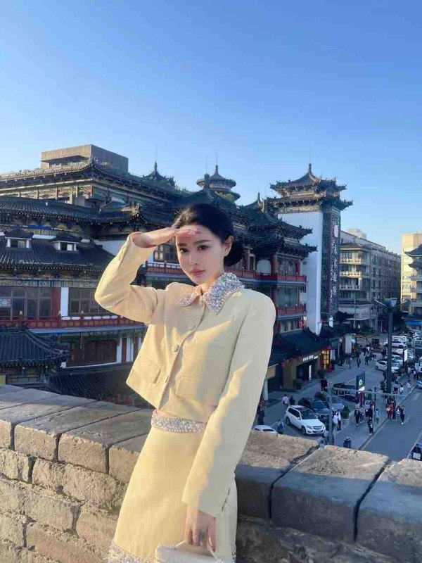 #香港🇭🇰身高170cm  50kg  36d kiss.旅行摄影 爱好书法 瑜伽 古筝.茶道气质才女 皮肤雪白.五官精致洋气.本科学历.相遇就是缘分.本人照片.预约热线@双向限制联系@