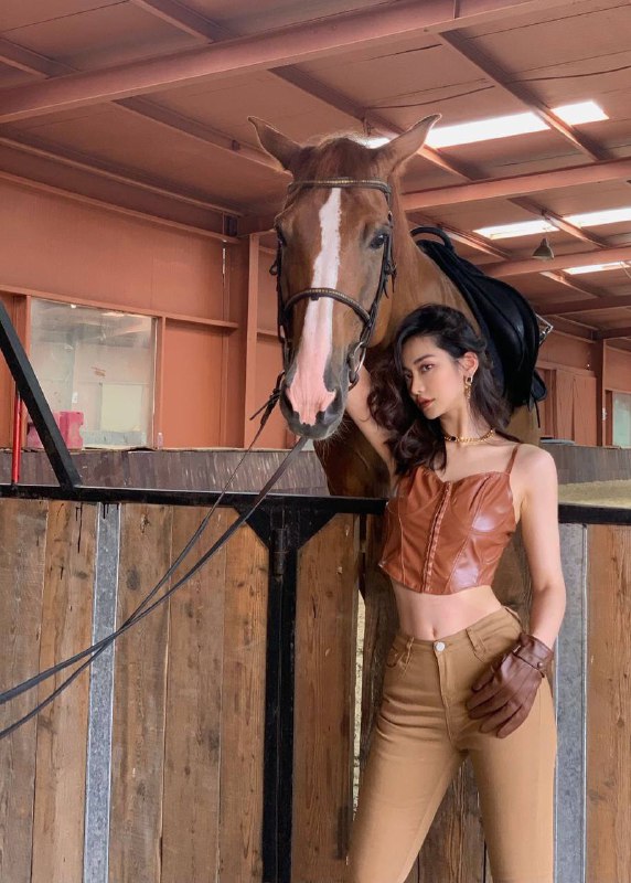 安娜国际深圳5️⃣瑞瑞林178cmD  三围88 62 90无整沙漏身材⏳🎬EC旗下签约tvc广告模特健身达人承接商演T台 杂志 时装 运动品牌拍摄试演各种剧本气质 御姐 女人味 浓颜常年健身马甲线 A4腰翘臀 维秘同款身材#高端外围#外围导航