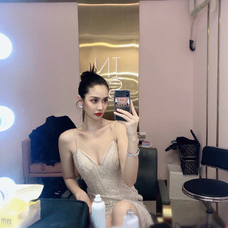 安娜国际深圳5️⃣瑞瑞林178cmD  三围88 62 90无整沙漏身材⏳🎬EC旗下签约tvc广告模特健身达人承接商演T台 杂志 时装 运动品牌拍摄试演各种剧本气质 御姐 女人味 浓颜常年健身马甲线 A4腰翘臀 维秘同款身材#高端外围#外围导航