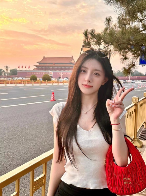 #杭州包夜#杭州线下#杭州外出#杭州嫩妹#杭州上门#杭州少妇——————————————#杭州小杜外围🔰极搜担保杭州苏微微#独家纯新人学生暑假兼职。鹦鹉、168D。04年。白幼嫩。筷子腿，皮肤雪白清纯洋气。天然无整。甜美可人。#上城区#硬五#709新人下单客服👉@AnnaGJ168bot