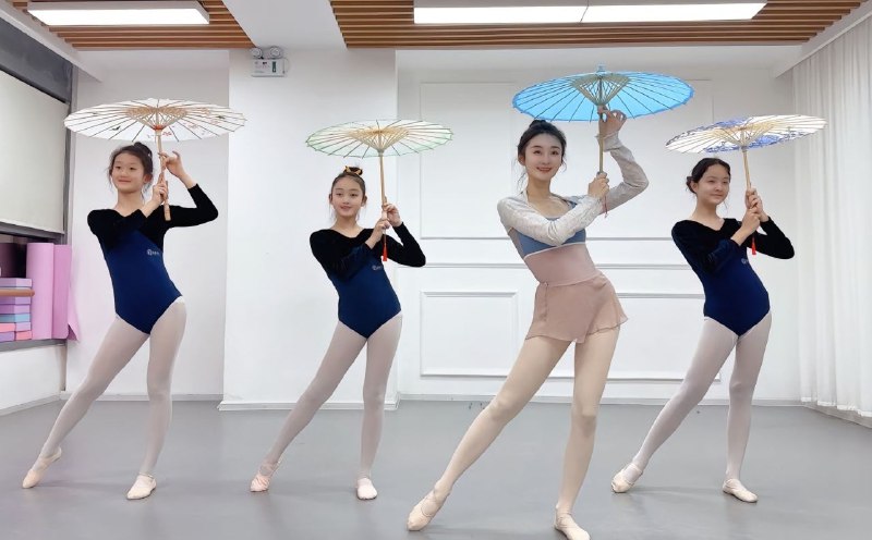 #哈尔滨包夜#哈尔滨线下#哈尔滨外出#哈尔滨嫩妹#哈尔滨小妹#哈尔滨上门——————————————#哈尔滨小杜外围🔰极搜担保哈尔滨一字马少儿舞蹈老师💃兼职舞蹈一字马现场教学，潮喷🐳能吸会夹会呼吸四川人，22岁，165D面容古典精致而婉约！折纤腰以微步，呈皓腕于轻纱，举手投足如风拂扬柳般婀娜多姿，眉眼间尽是风情与气质，清纯与娇媚的混合体！紧致汁儿多潮吹湿床单，私处收缩自如张弛有度的夹功，会娇喘，眼神交流欲情故纵，懂迎合能女上发力的驾驭各种姿势游刃有余，浪荡陶醉的娇媚眼神，销魂刺激的叫声！耐心陪伴不骄不躁！可舌吻、69、情趣制服、潮吹、口爆、车震、颜射……还有更多技能等您来解锁🔓下单客服👉@AnnaGJ168bot