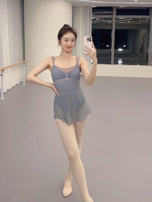 #哈尔滨包夜#哈尔滨线下#哈尔滨外出#哈尔滨嫩妹#哈尔滨小妹#哈尔滨上门——————————————#哈尔滨小杜外围🔰极搜担保哈尔滨一字马少儿舞蹈老师💃兼职舞蹈一字马现场教学，潮喷🐳能吸会夹会呼吸四川人，22岁，165D面容古典精致而婉约！折纤腰以微步，呈皓腕于轻纱，举手投足如风拂扬柳般婀娜多姿，眉眼间尽是风情与气质，清纯与娇媚的混合体！紧致汁儿多潮吹湿床单，私处收缩自如张弛有度的夹功，会娇喘，眼神交流欲情故纵，懂迎合能女上发力的驾驭各种姿势游刃有余，浪荡陶醉的娇媚眼神，销魂刺激的叫声！耐心陪伴不骄不躁！可舌吻、69、情趣制服、潮吹、口爆、车震、颜射……还有更多技能等您来解锁🔓下单客服👉@AnnaGJ168bot