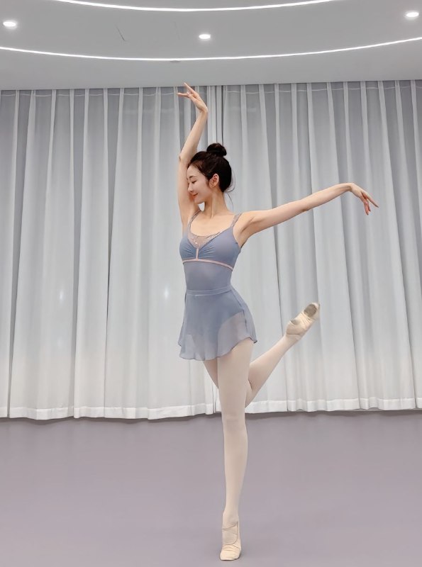 #哈尔滨包夜#哈尔滨线下#哈尔滨外出#哈尔滨嫩妹#哈尔滨小妹#哈尔滨上门——————————————#哈尔滨小杜外围🔰极搜担保哈尔滨一字马少儿舞蹈老师💃兼职舞蹈一字马现场教学，潮喷🐳能吸会夹会呼吸四川人，22岁，165D面容古典精致而婉约！折纤腰以微步，呈皓腕于轻纱，举手投足如风拂扬柳般婀娜多姿，眉眼间尽是风情与气质，清纯与娇媚的混合体！紧致汁儿多潮吹湿床单，私处收缩自如张弛有度的夹功，会娇喘，眼神交流欲情故纵，懂迎合能女上发力的驾驭各种姿势游刃有余，浪荡陶醉的娇媚眼神，销魂刺激的叫声！耐心陪伴不骄不躁！可舌吻、69、情趣制服、潮吹、口爆、车震、颜射……还有更多技能等您来解锁🔓下单客服👉@AnnaGJ168bot