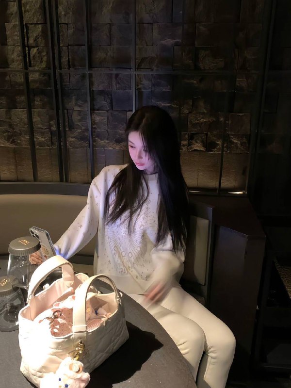 #上海修车#上海品茶#上海萝莉#上海少妇#上海美女#上海上门——————————————#上海小杜外围🔰极搜担保不忘初心🏠#白萌174-D-03年 P77身高：174胸围：D极品纯欲天菜高颜  混血03  腿长▪️可欲可纯 配合度高 天然无整 敏感兴奋体  有趣的灵魂▪️兴趣 穿搭 旅游 金融理财▪️有谈吐 有学养 极品解语花▪️只兼职短开.#上海#静安区#纯欲#硬5下单客服👉@AnnaGJ168bot