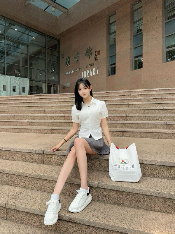#北京约炮#北京娱乐#北京萝莉#北京少妇#北京美女#北京上门——————————————#北京小杜外围🔰极搜担保鸡哥🏠硬5北京新人❤️，刚下💧，艺术生兼职，硬5 W🦜鹦鹉。真实05可现场看证验，172 48公斤 天然C，纯天然无整，气质型学妹，身材完美，皮肤白嫩，高颜值可素颜见课，无纹身，不抽烟不喝酒，待课温柔且主动，高情商会聊天，开朗爱笑，不催不事，服务好，可🐍吻，见必玺#奶兔#硬5下单客服👉@AnnaGJ168bot