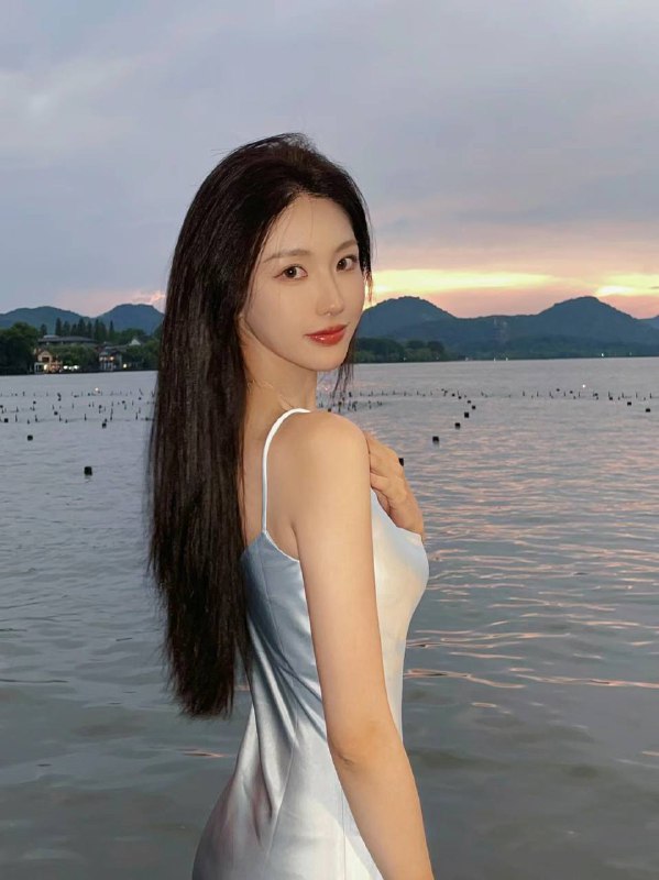 迪拜• *年龄/22• *身高/173 cm• *胸围/天然D• *职业/ 平面模特 真实美术学生• *谈吐优雅. 无风尘气息 女友fell• *真人真照  新人 兼职时间少清纯脸  可素颜🏀♥️📱欢迎咨询客服👉@AnnaGJ168bot