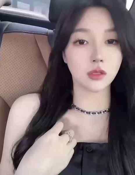 迪拜-西安甜美留学生E级-蜜桃臀🍑牛奶肌