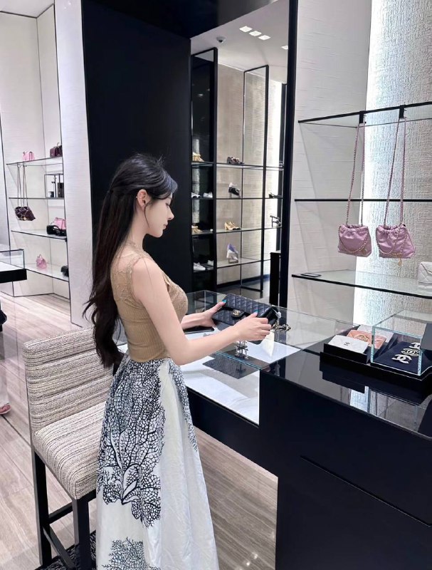 北京子俊🏡硬五身高：170cm  年龄：03年胸围：D  体重：45kg爱爱好：冲浪，书法，绘画，高尔夫，小提琴等真实在校大学生，纯兼职，非职业性打卡上班，不上课时偶尔在线不抽烟，不喝酒，全身雪白，常年健身，蜜桃臀（完美身材比例）学习成绩优异，平时喜欢健身，冲浪，滑雪等,无任何不良嗜好，高素质，双商在线，谈吐优雅，举止大方，初恋女友感觉，校花女神级别，本人比资料更好看•只觅高质量知己，非诚勿扰，感谢#朝阳三里屯#硬五#V81#北京上门#北京外围#北京修车🏀♥️📱欢迎咨询客服👉@AnnaGJ168bot