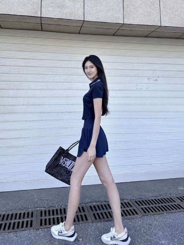 🏠佳人 181  皮肤雪白三点粉 超长美腿 身高：181cm🍼c   00年    籍贯  山东温柔有气质  落落大方  性格开朗爱好： 游泳 普拉提  瑜伽   旅行The more charming, the more dangerous第71届  华东赛区“最佳潜力奖” 获得者香港《ViuTv》选美大赛“最佳形象奖高白瘦 京铁瑞园 大长腿