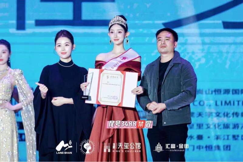 北京🏡⛳️港湾国际参加过环球旅游小姐大赛总决赛（荣获亚军和最佳身材奖）𝐁𝐮𝐬𝐭｜ E➕（真胸无整）𝐇𝐞𝐢𝐠𝐡𝐭｜178cmWeight｜55kg𝐀𝐠𝐞｜ 22身体敏感一碰就出💦✨童颜巨乳蜜桃臀天花板，全身皮肤白皙光滑 吹弹可破 可素颜无风尘味。完美腰臀比例🐍腰蜜桃臀 腿细长直。极易敏感多汁，三点粉，紧致会夹。✨可甜可御  推荐指数5⭐。✨性格好，乖巧听话，不催不事。✨全真人自拍生活照，🈲冒✨刚下水新人纯兼职。朝阳三里屯 港湾国际舌吻 六九  双飞 潮喷大长腿S09