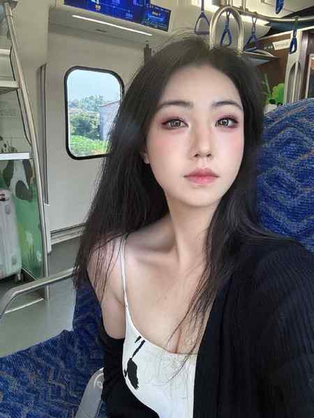 艺名：初南#中大身高：168cm体重：95胸围：E年龄：20岁特点：极品反差，服务：舌吻、kiss、深喉、69、角色扮演、深情热吻、鸳鸯浴、胸推、口爆。