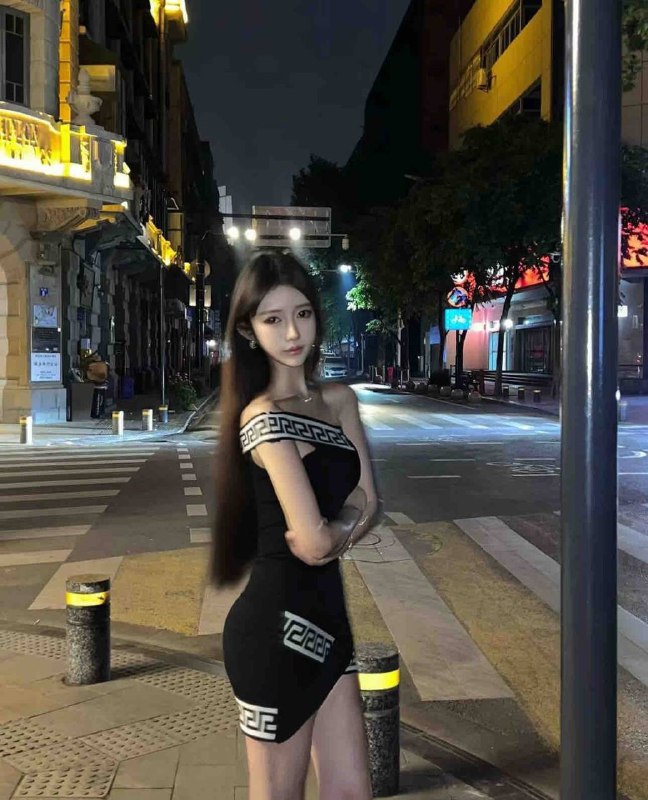 180cm某抖12万粉丝可当场验证真实模特网红全身雪白无纹身20岁🐻D50kg撕袜身材高挑腿长120公分