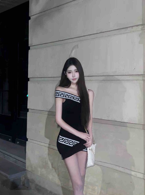 180cm某抖12万粉丝可当场验证真实模特网红全身雪白无纹身20岁🐻D50kg撕袜身材高挑腿长120公分