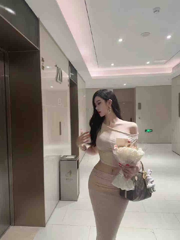 首开中韩混血180G全能骚蜜女神前凸后翘肤白貌美 细腰腿长三点粉馒头b超大蜜桃翘臀 可以SM管事3P无所不能0黄单0差评客户满意率百分百———————☎️花哥客服：@AnnaGJ168